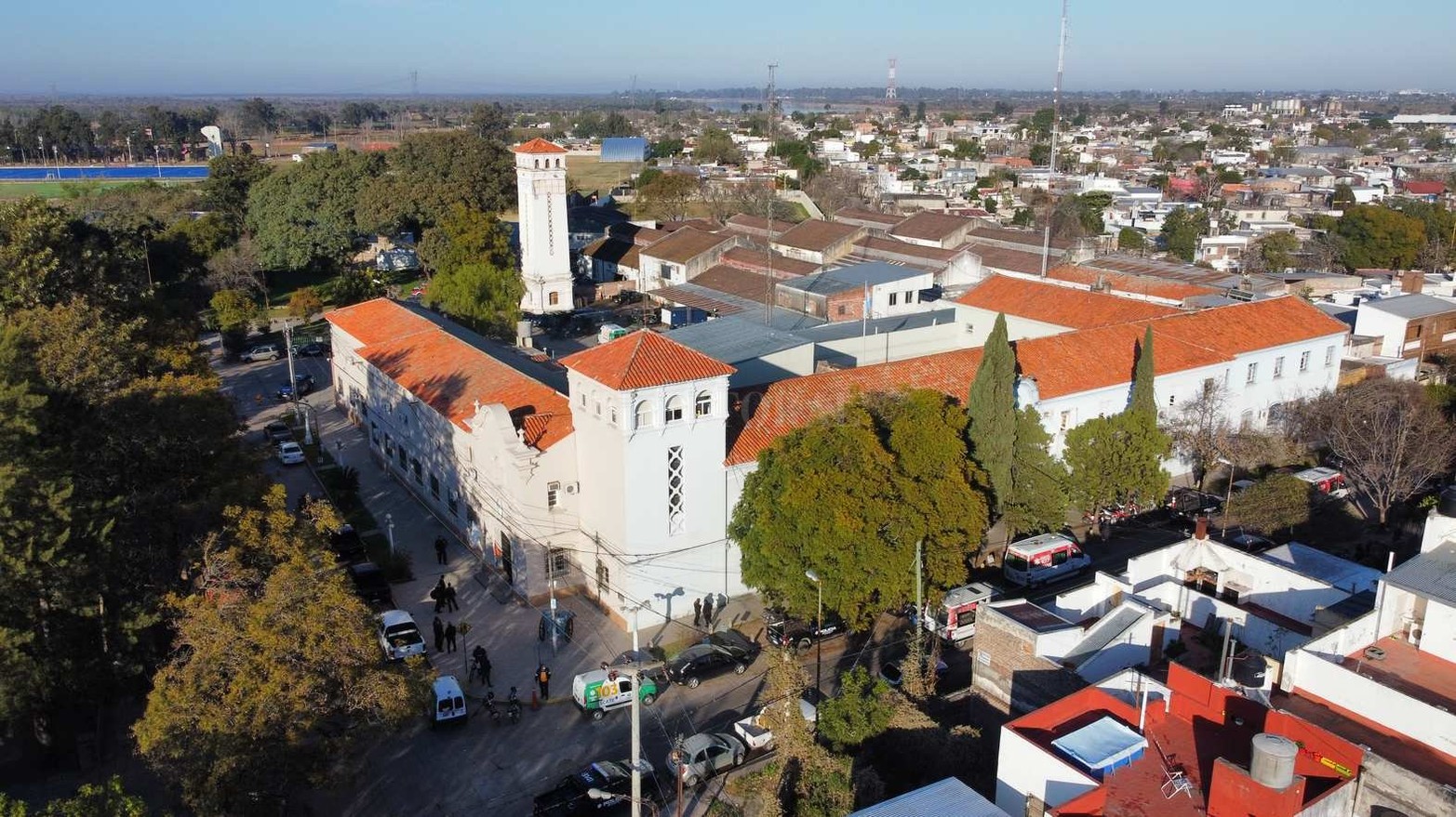 El edificio de la Jefatura de policía (allí funciona la Unidad Regional I) está ubicada en Urquiza al 100.