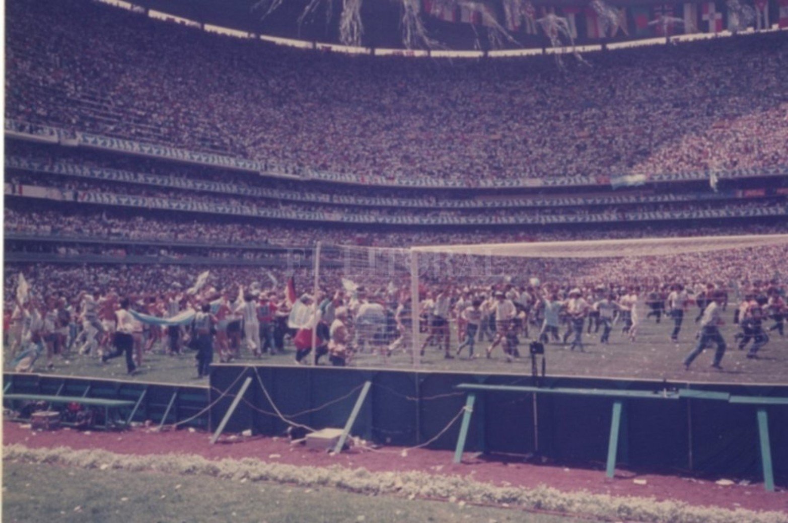 Una imagen inédita de lo que fue la vuelta olímpica argentina apenas finalizado el partido en el imponente Azteca, repleto con 115.000 espectadores.
