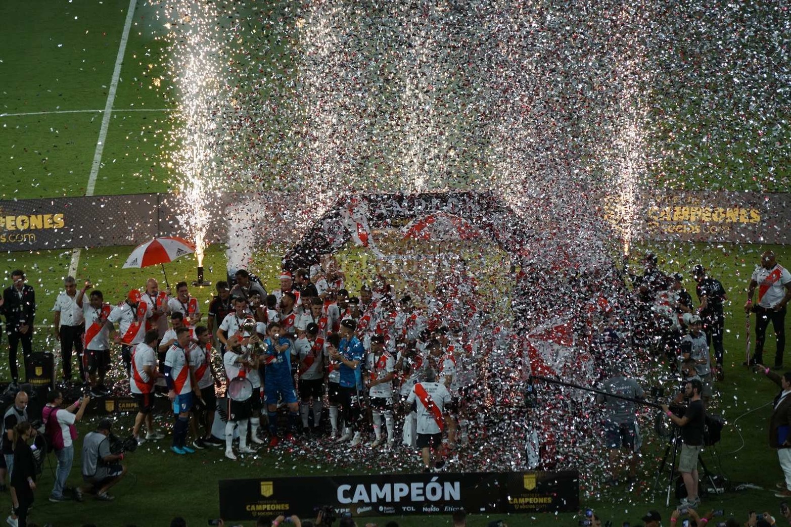 River derrotó 4 a 0 a Colón en la final del Trofeo de Campeones jugado en un único partido disputado en Santiago del Estero con hinchadas de los dos equipos