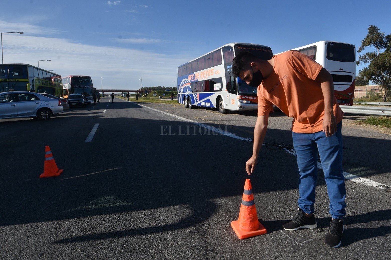 El corte de transportistas de empresas de turismo que comenzó este martes por la mañana en la autopista Santa Fe-Rosario no sólo continuaba, sino que además referentes del sector adelantaron a El Litoral que la medida se sostendrá en tanto y en cuanto no reciban respuestas del gobierno provincial.