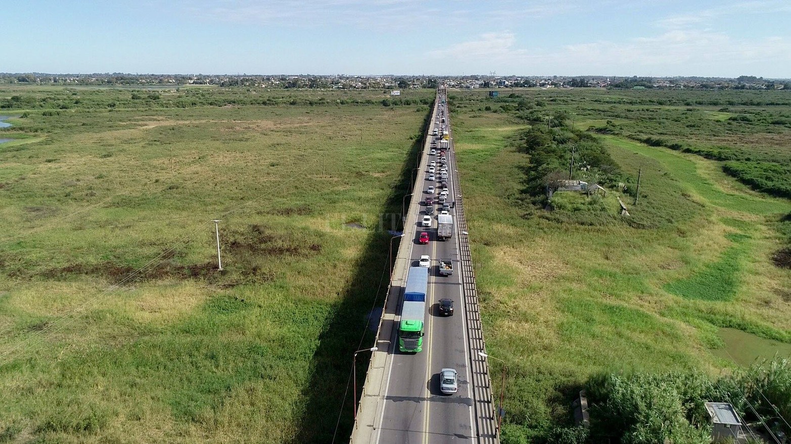 Por la medida de fuerza que realizan los transportistas de turismo en la autopista los camiones de carga deben desviar por la ciudad de Santo Tomé y se registran complicaciones para circular por el Puente Carretero.