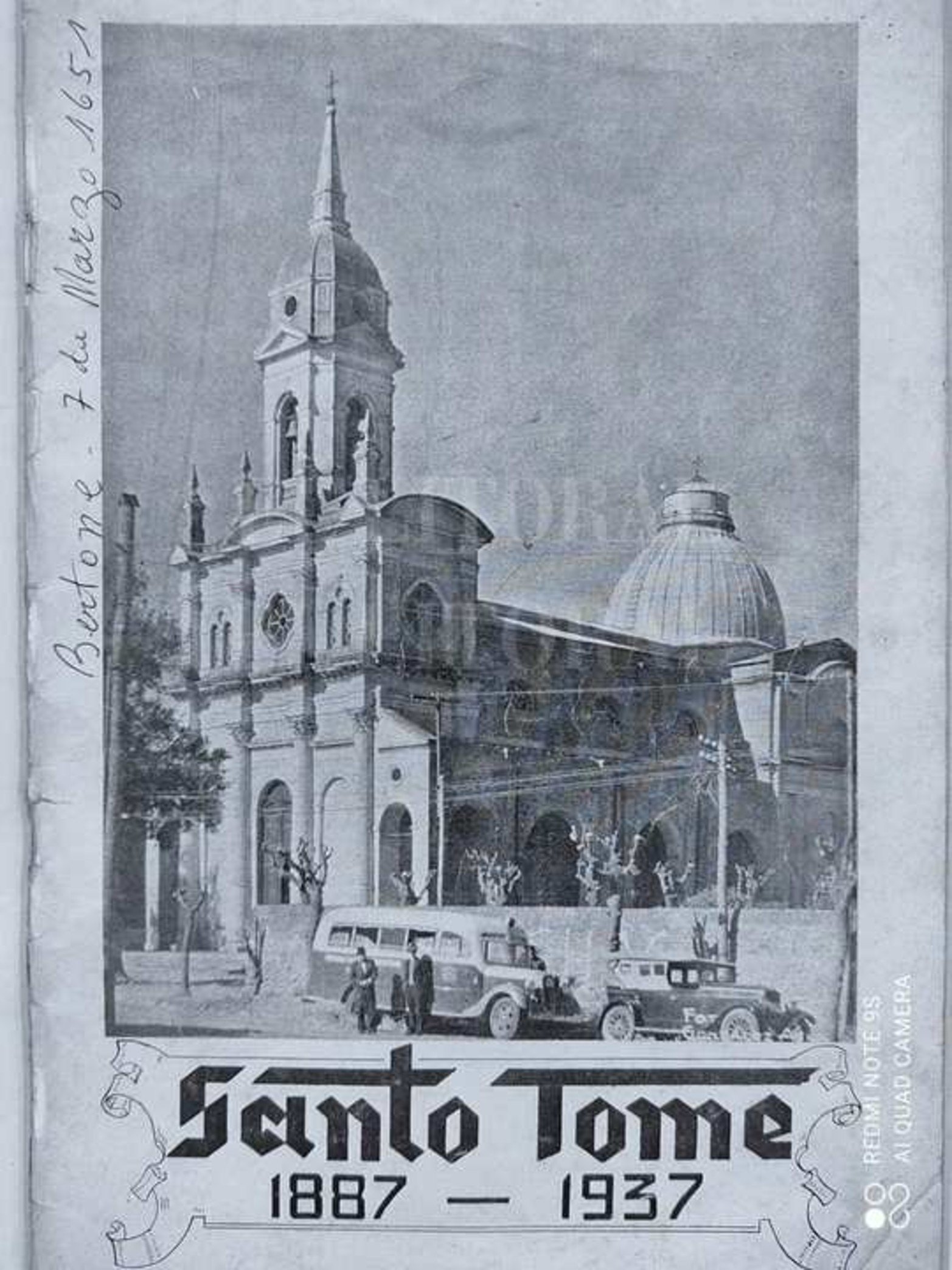 Tapa de revista de 1937, conmemorativa de los 50 años de la parroquia. Se puede apreciar que para esa época ya estaban la aguja y la cúpula, provista de un cupulín ciego (similar al proyectado por Arnaldi). Todavía no había reloj.