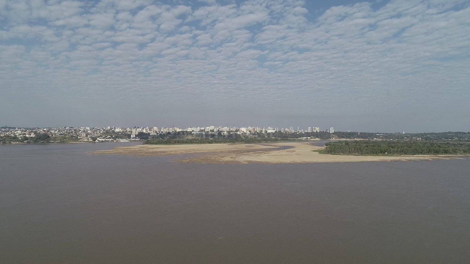 El poco caudal de agua que presenta el río por estas semanas dejó expuesto el sistema de protección de la conexión subfluvial entre Santa Fe y Entre Ríos. 