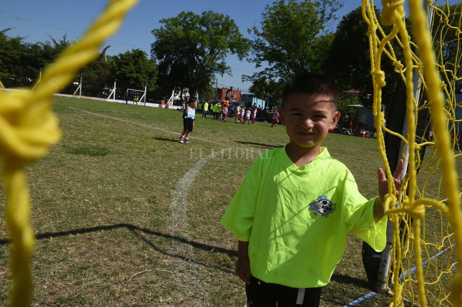 Los niños de fiesta. La cancha de Ciclón Racing tuvo un nuevo encuentro de escuelitas de fútbol. Participaron cientos de niños de corta edad junto a su familia y amigos.