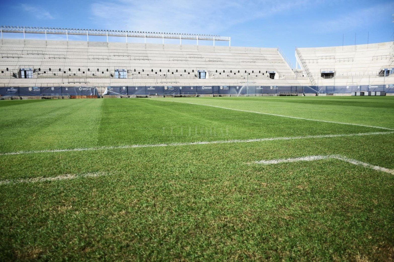 Todo listo para la gran final del fútbol argentino. Colón busca su primera estrella en San Juan.