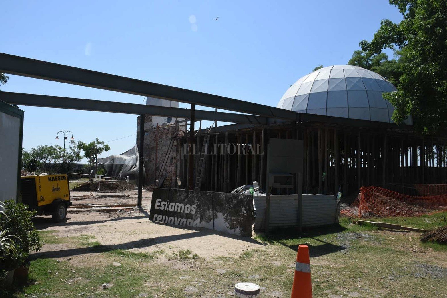 La construcción de un domo con proyector tipo ojo de pez, que permitirá la inmersión del espectador en una proyección 180° convertirá al Centro Observadores del Espacio (Code) en el primer planetario digital de la provincia y del centro norte del país.