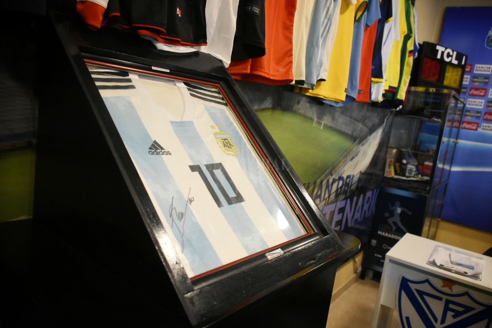 El Bicentenario cuenta con un museo de camisetas de los clubes que han disputado algún encuentro en este estadio. Hay colgada una de Colón en sus paredes. También una de Leo Messi.
