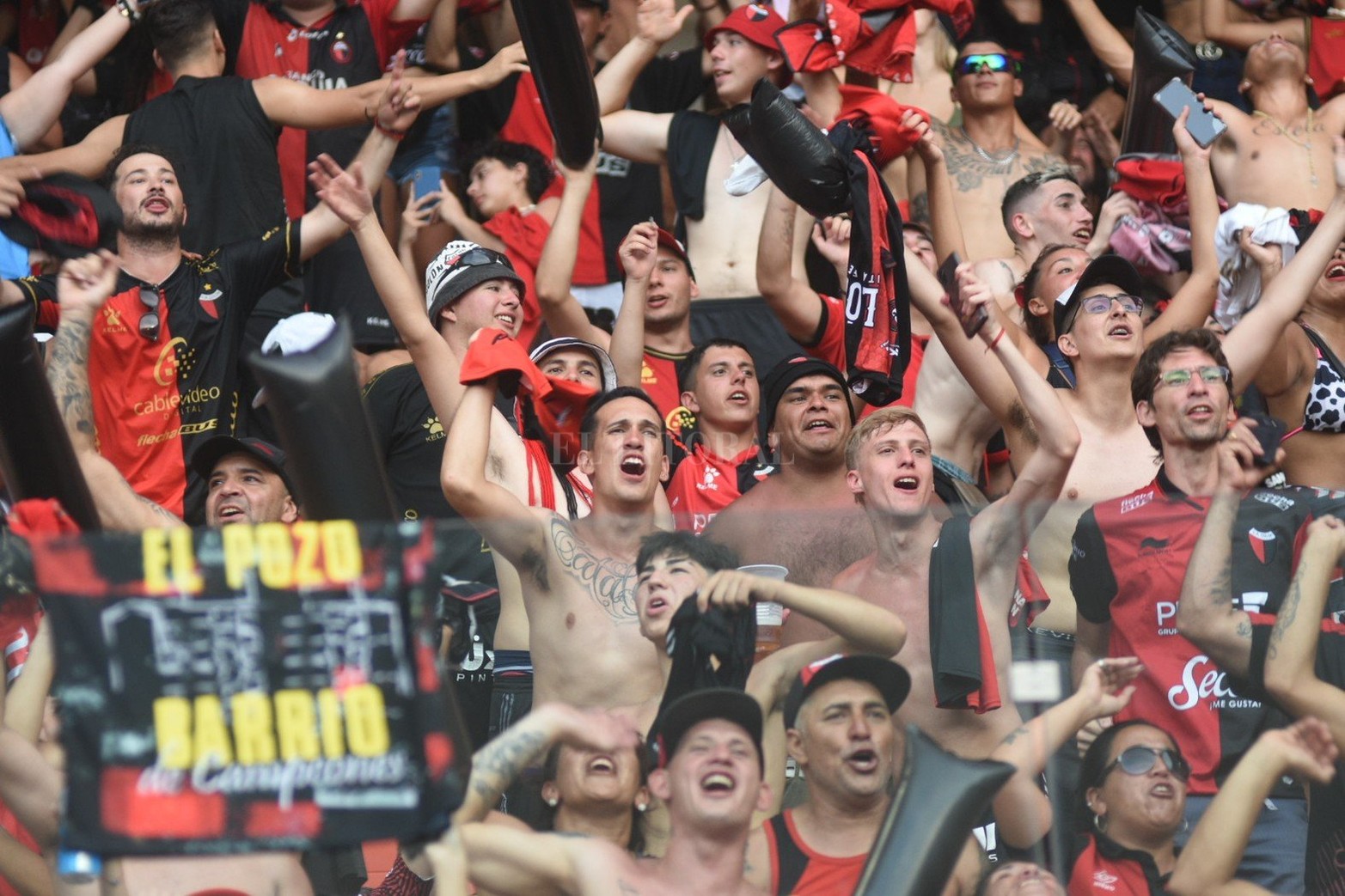 Los hinchas de Colón en el estadio Madre de Ciudades de Santiago del Estero.