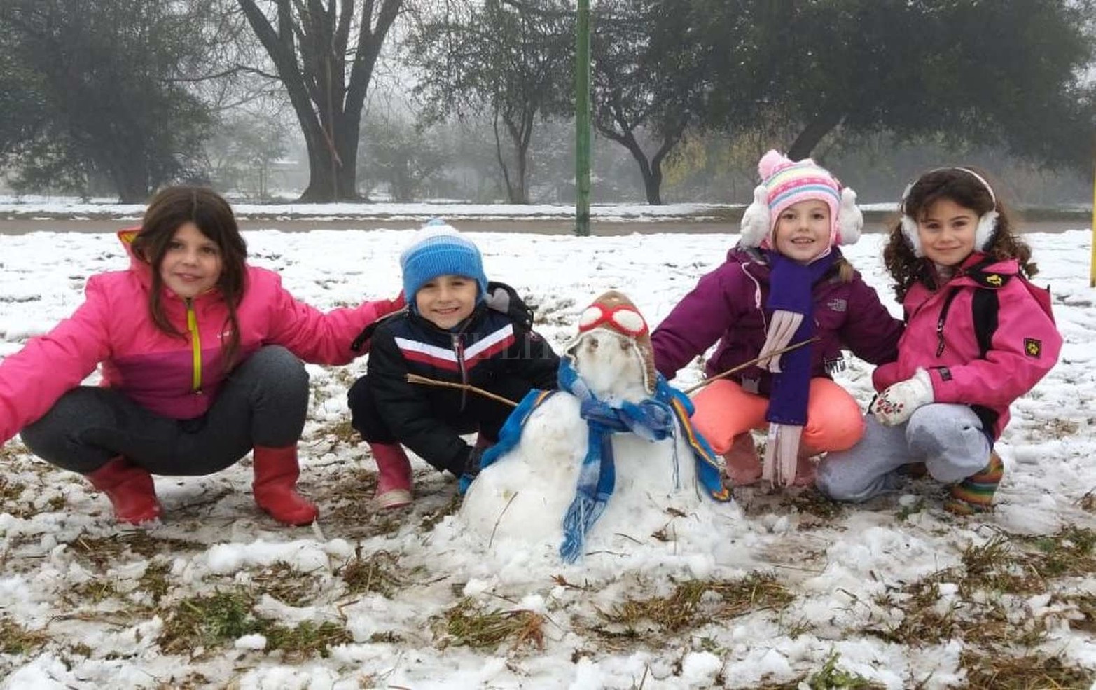 Los niños tuvieron la posibilidad histórica de armar el muñeco con la nieve en el Barrio Nuevo Río Ceballos