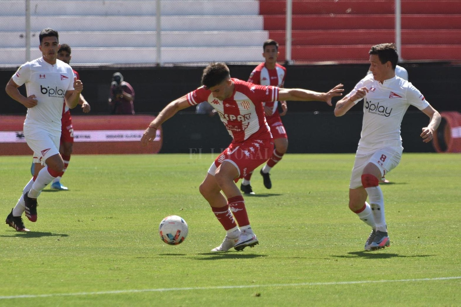 Por una nueva fecha del torneo local el equipo de Azconzábal cayó por 2 a 0 ante el Pincha. Los goles, ambos en el primer tiempo, fueron de Manuel Castro y Gustavo Del Prete.