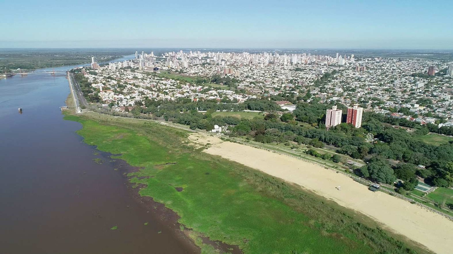 De norte a sur. La vista aérea de la costanera oeste.