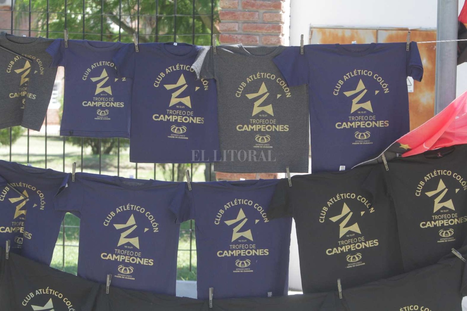 El plantel de Colón partió hacia Santiago del Estero, donde el sábado jugará la final del Torneo de Campeones frente a River.
