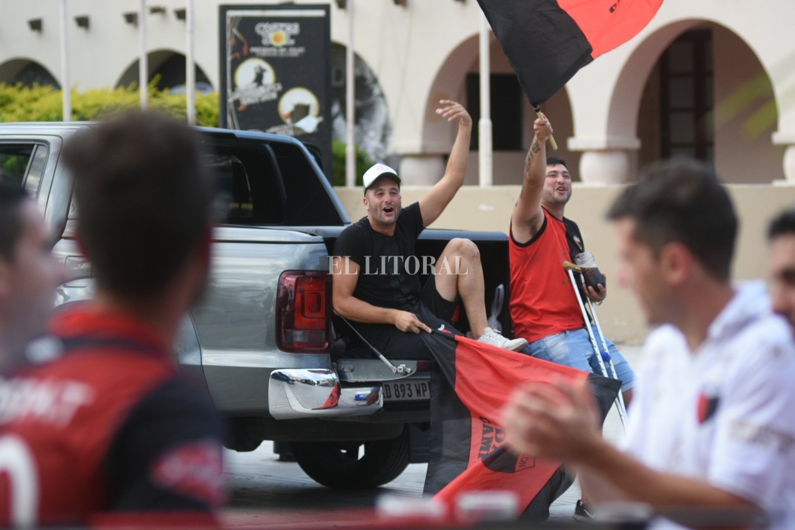 Los hinchas de Colón que se encuentran en Santiago del Estero se congregaron en la previa al duelo de este sábado ante River Plate por el Trofeo de Campeones. 