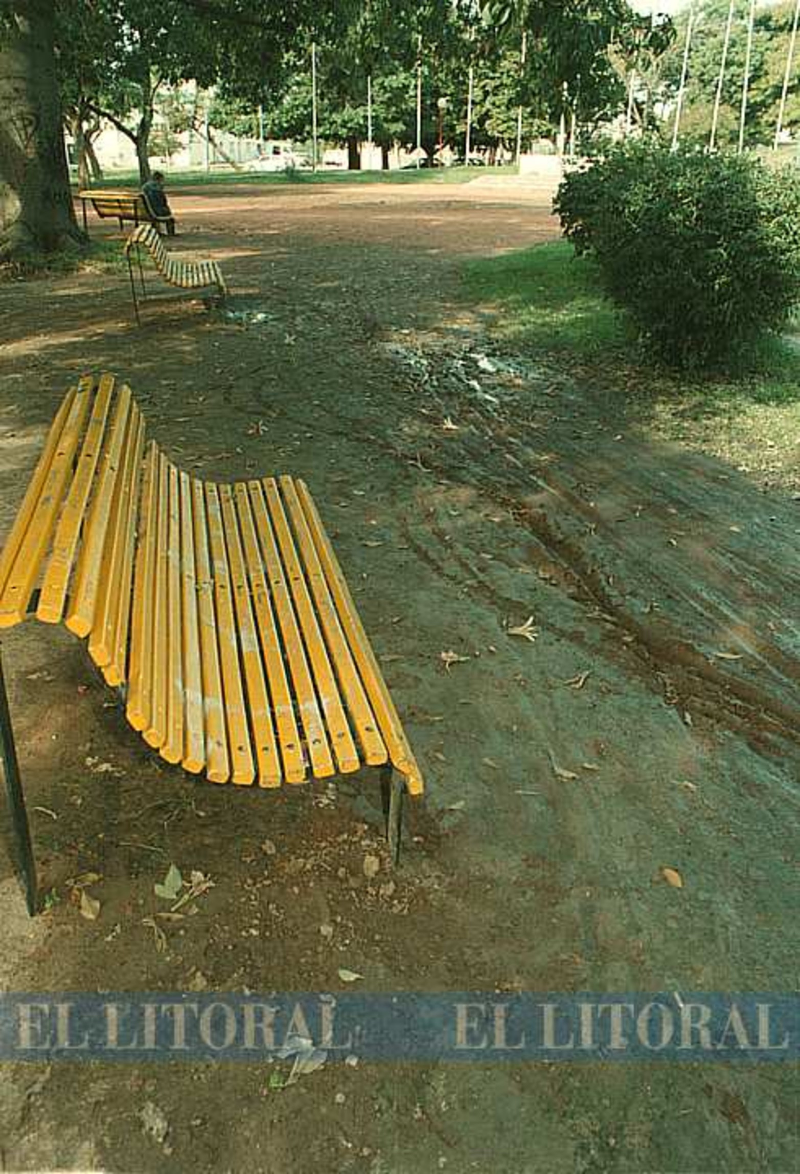 Dos años más tarde, en 1999. Otra recorrida de El Litoral en la plaza