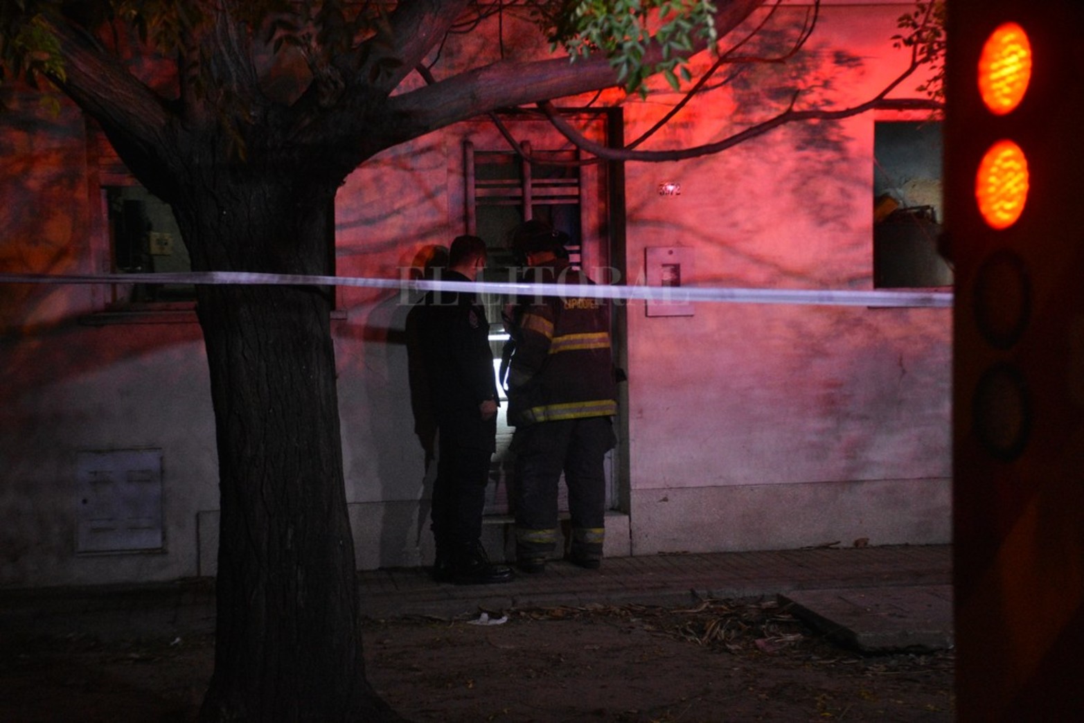 Un hombre falleció y otro fue rescatado por personal de Bomberos este jueves tras incendiarse una vivienda por causas que se investigan.