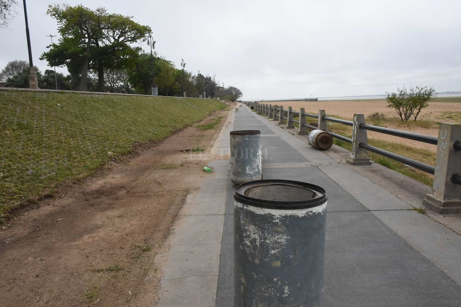 Costanera Oeste se puede observar que en el paseo bajo las máquinas retiraron la arena que se suele acumular por la fuerza del viento sur, que la arrastra hasta ese espacio peatonal. Para ello se debieron retirar los bancos