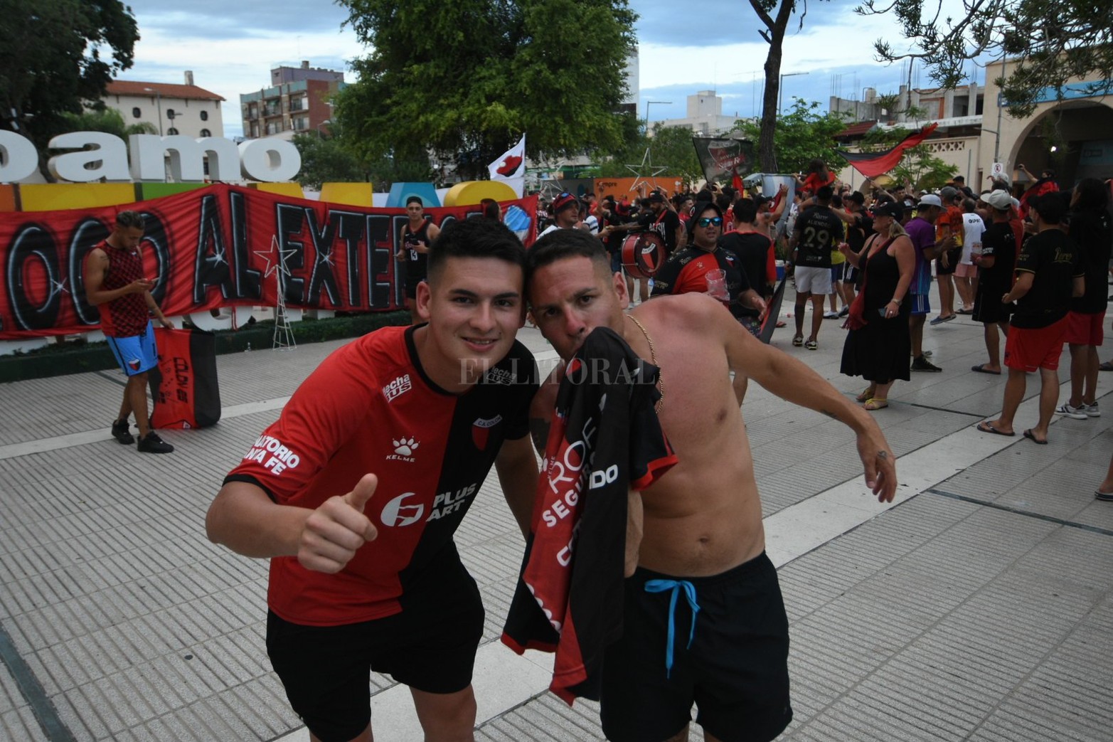 Los hinchas de Colón que se encuentran en Santiago del Estero se congregaron en la previa al duelo de este sábado ante River Plate por el Trofeo de Campeones. 