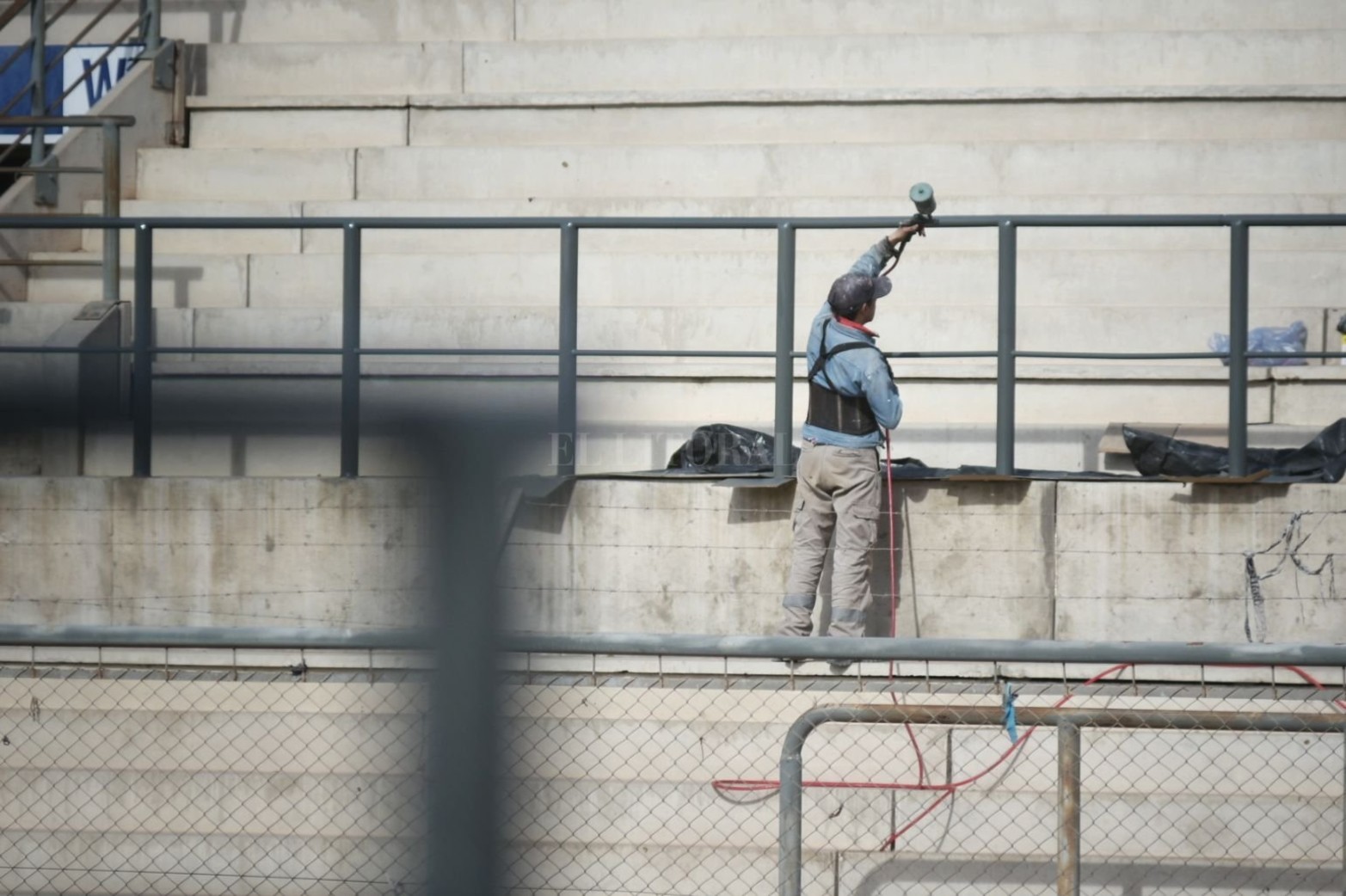 Con los últimos detalles, culminan los preparativos para el partido final de la Copa de la Liga que enfrentará a Colón con Racing. Unas 35 personas trabajan permanentemente en el mantenimiento del estadio.