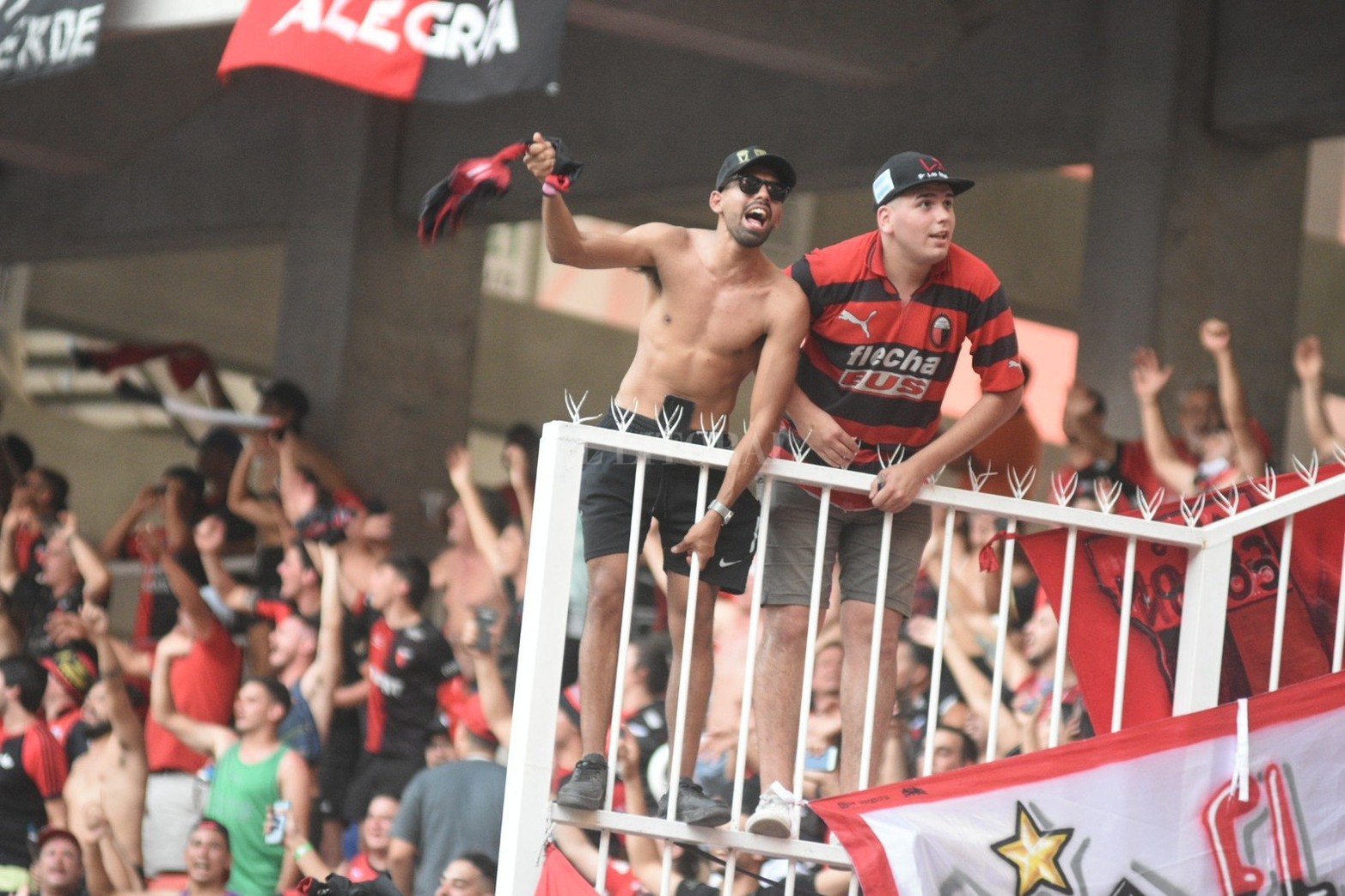 Los hinchas de Colón en el estadio Madre de Ciudades de Santiago del Estero.