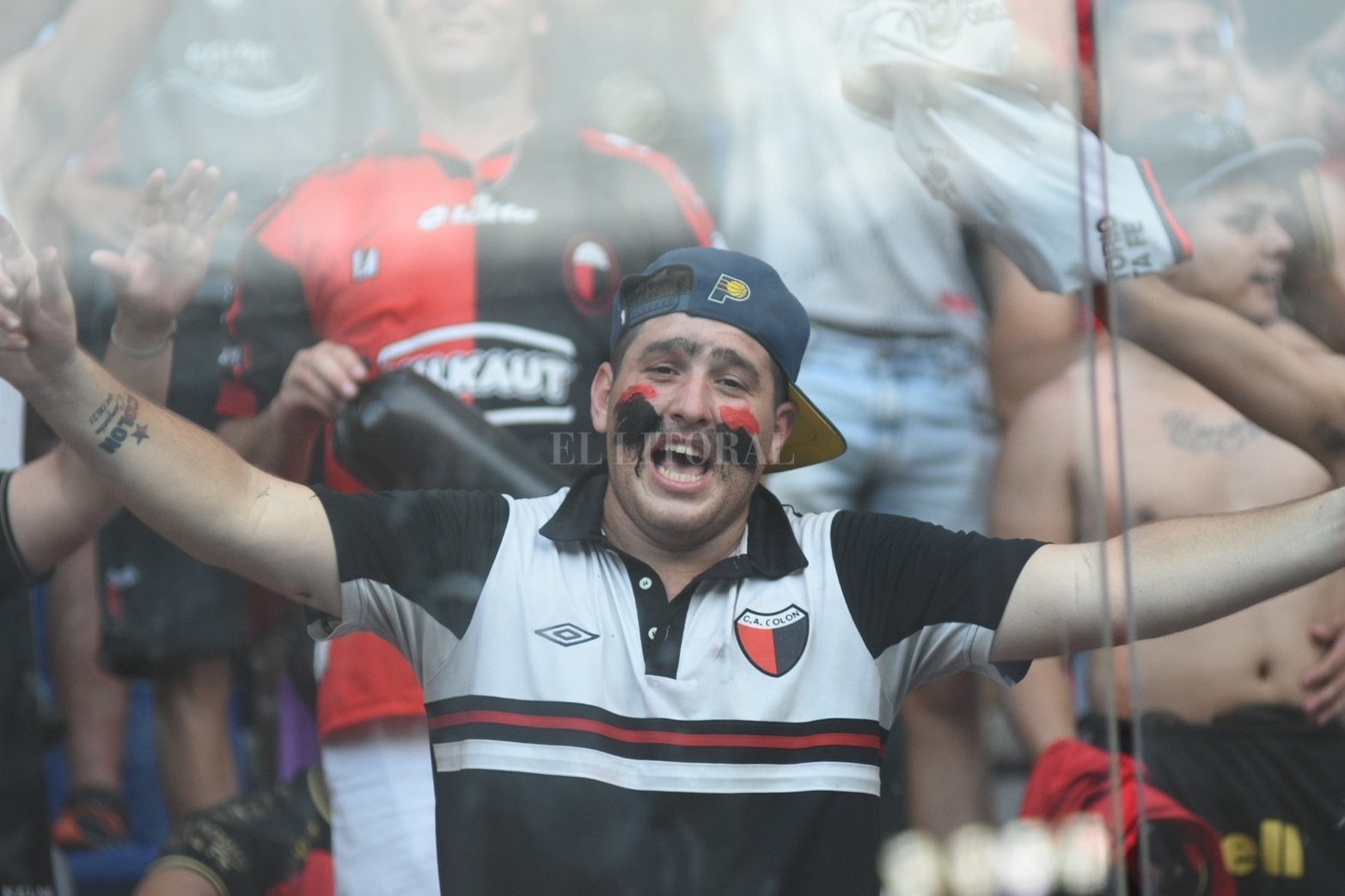 Los hinchas de Colón en el estadio Madre de Ciudades de Santiago del Estero.