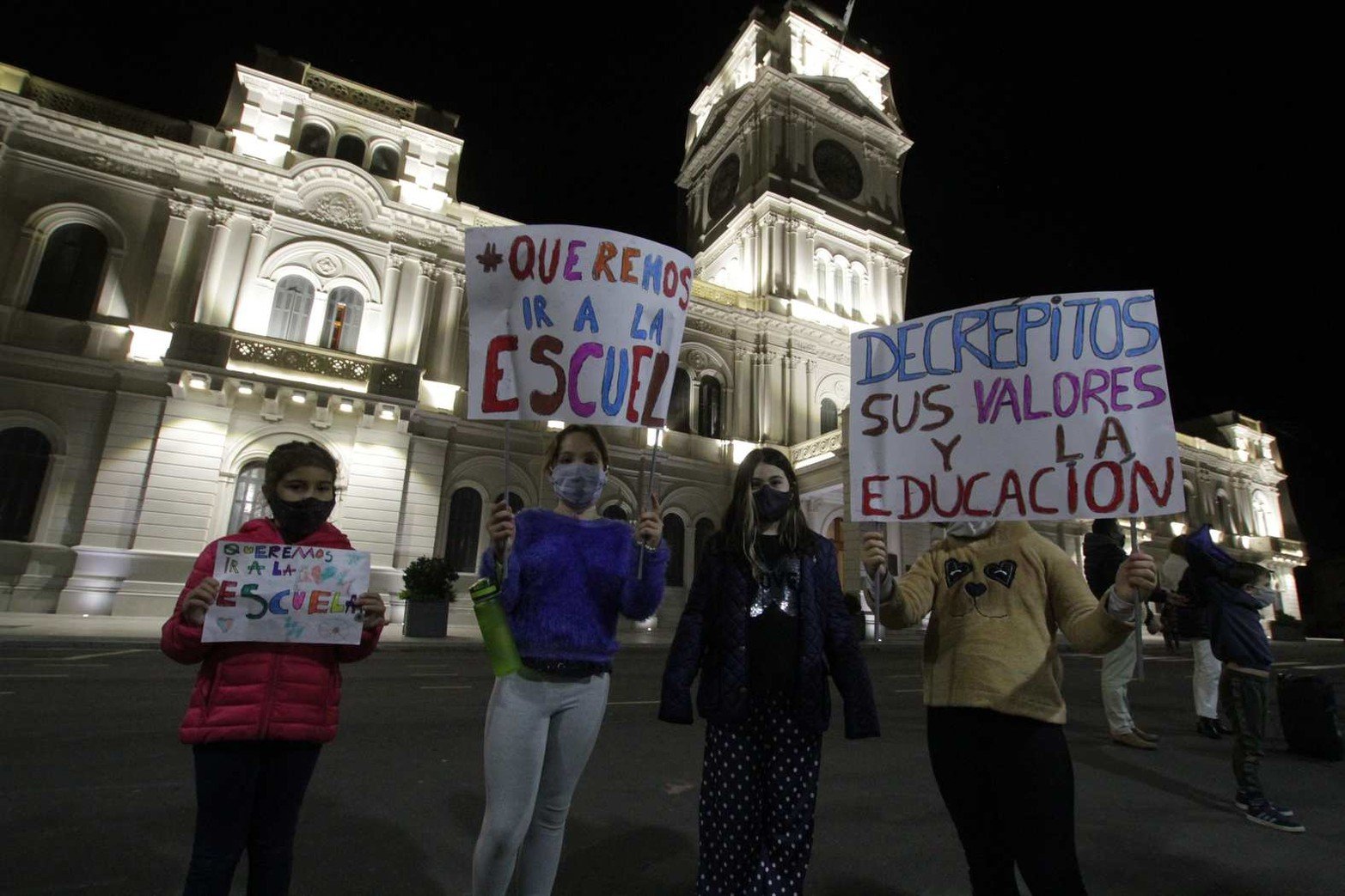 Niñas y niños de diferentes edades se acercaron junto a adultos hasta la casa de Gobierno de Entre Ríos