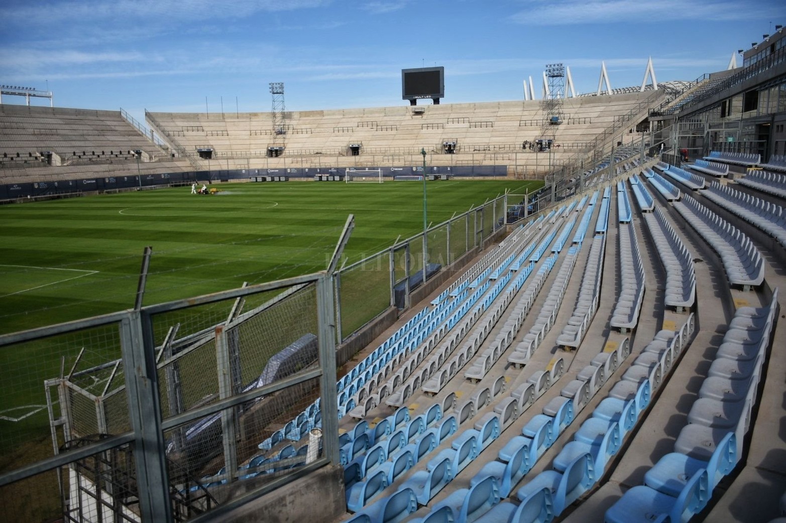 Hoy, el campo de juego luce espectacular. La altura del césped para la gran final será exactamente 2 centímetros.