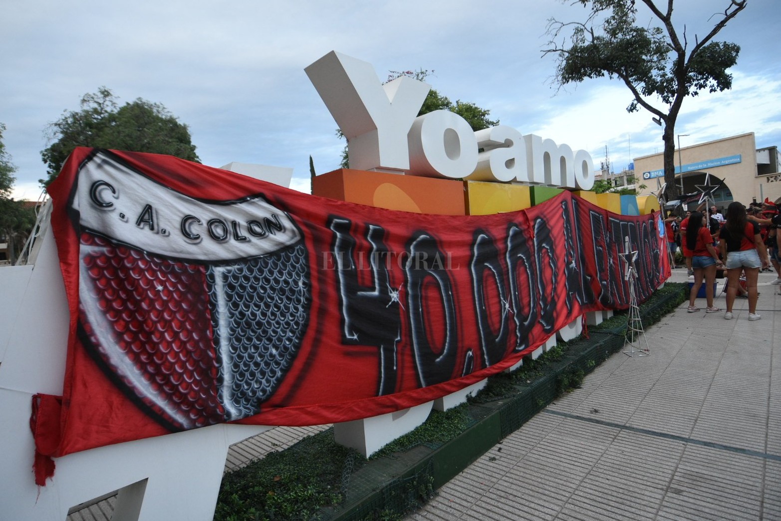 Los hinchas de Colón que se encuentran en Santiago del Estero se congregaron en la previa al duelo de este sábado ante River Plate por el Trofeo de Campeones. 