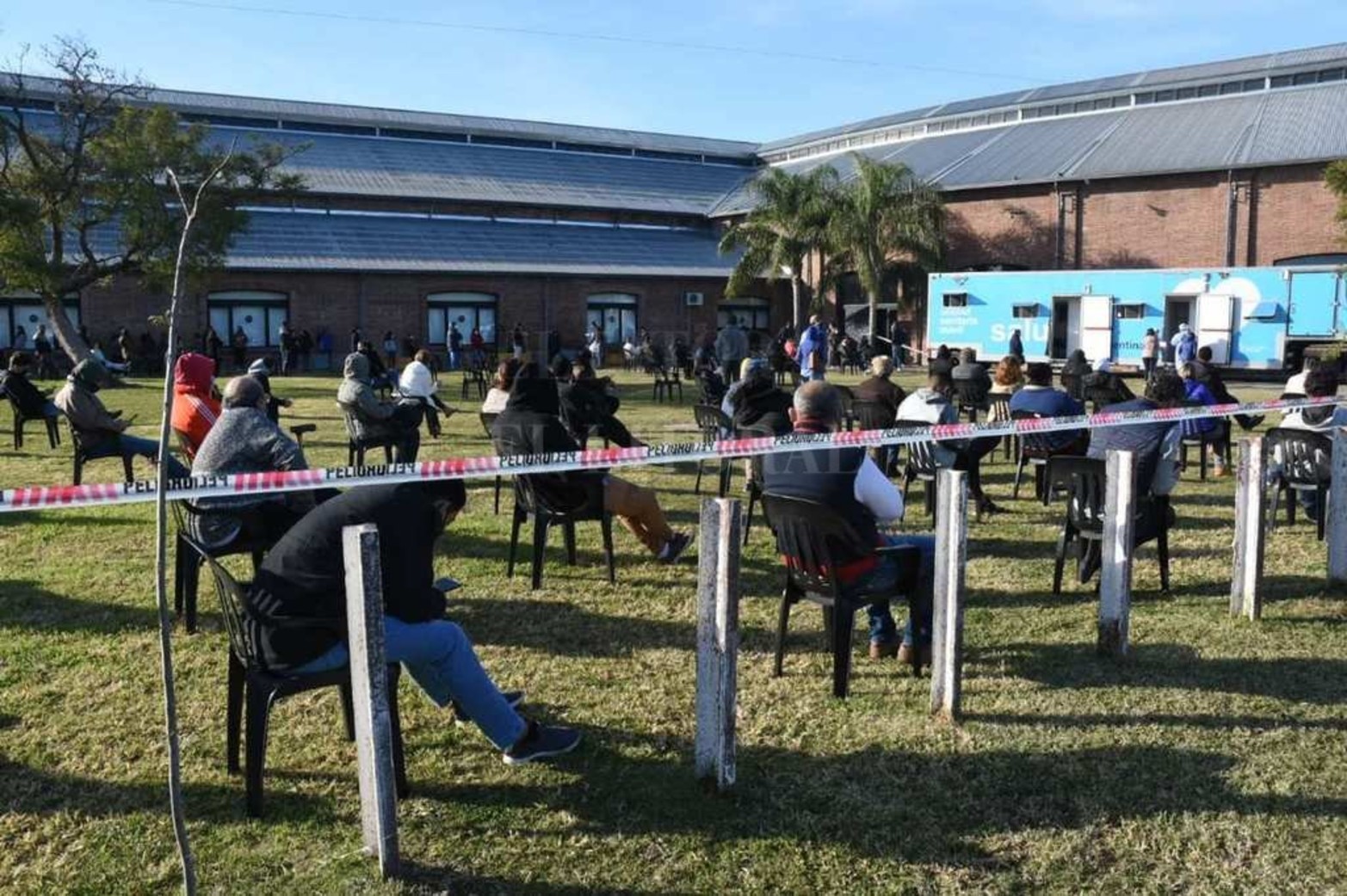 Sin turnos. Pueden asistir personas que sientan síntomas covid. El viernes 4 está en Gálvez (Hosp. Alfredo Baetti); Sábado 5 en  Sauce Viejo en el Aeropuerto; Domingo 6 en Esperanza (Amado Aufranc 998); Lunes 7 en Barrio Yapeyú (12 de Octubre 9700) y Martes 8 en Barrio Centenario (10 de Junio al 400).