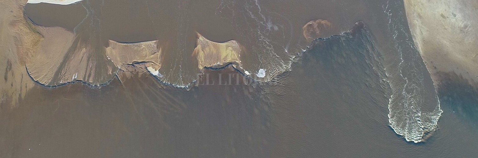 Debido a la bajante histórica del río Paraná se produjeron saltos de agua en los desniveles del suelo lagunar de la Setúbal.