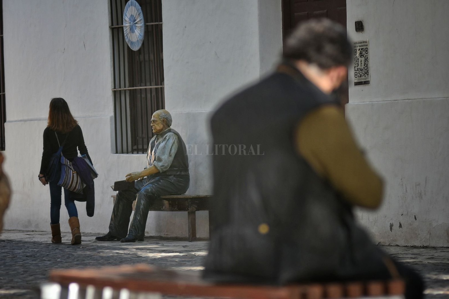 La Casa de Sarmiento es una de las pocas construcciones coloniales que quedaron en pie en el microcentro sanjuanino luego del terremoto que azotó a la ciudad en 1944. Aún conserva algunas paredes de adobe y tapia con las que fue construida.