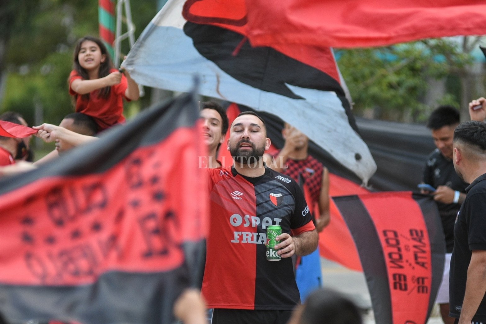 Los hinchas de Colón que se encuentran en Santiago del Estero se congregaron en la previa al duelo de este sábado ante River Plate por el Trofeo de Campeones. 