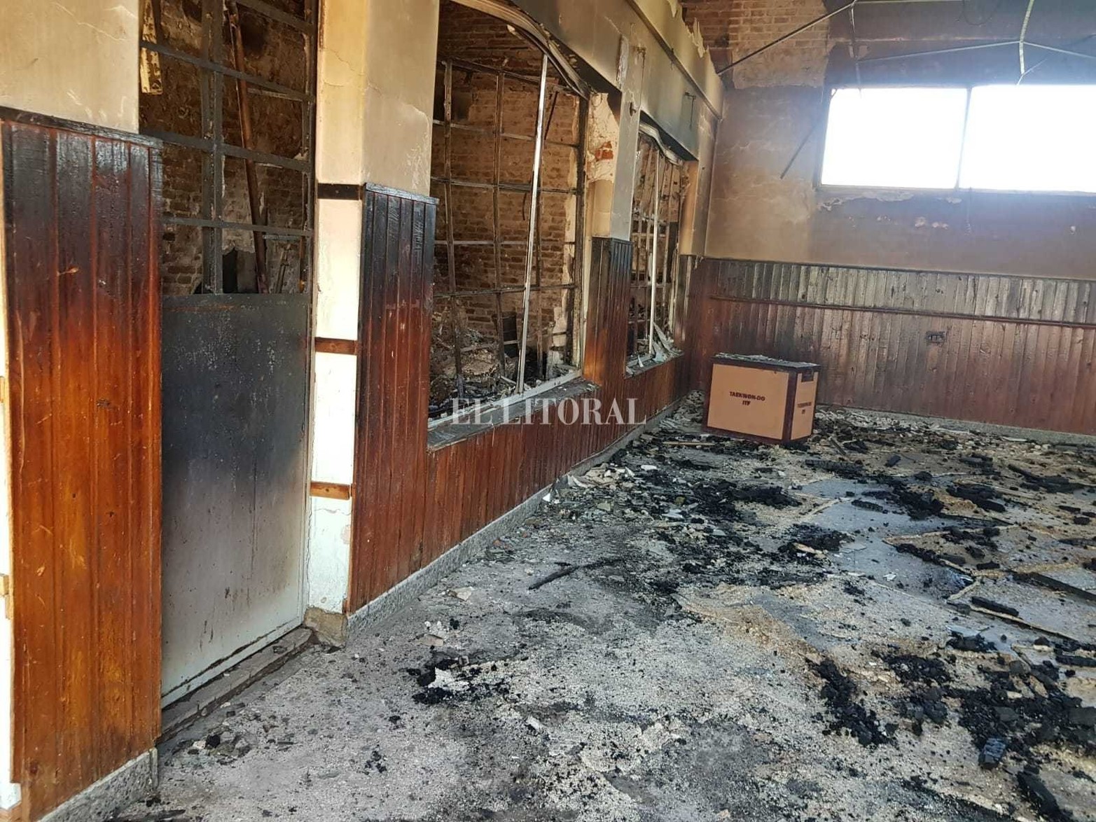 Un incendio de magnitud se desató en el interior del Club Social y Deportivo Santa Rosa. El fuego se concentró en la planta alta, en la sala de reunión de comisión directiva. Los daños fueron totales.