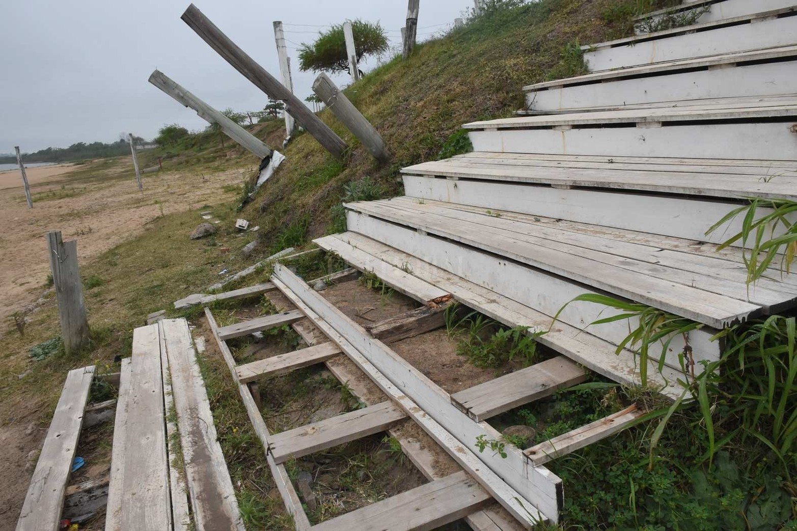 La Costanera Néstor Kirchner el sector donde el año pasado funcionó el parador sigue vacío. Según pudo averiguar El Litoral ya habría sido concesionado. Pero las obras todavía no comenzaron. Allí la Municipalidad realiza un mantenimiento de las cárcavas