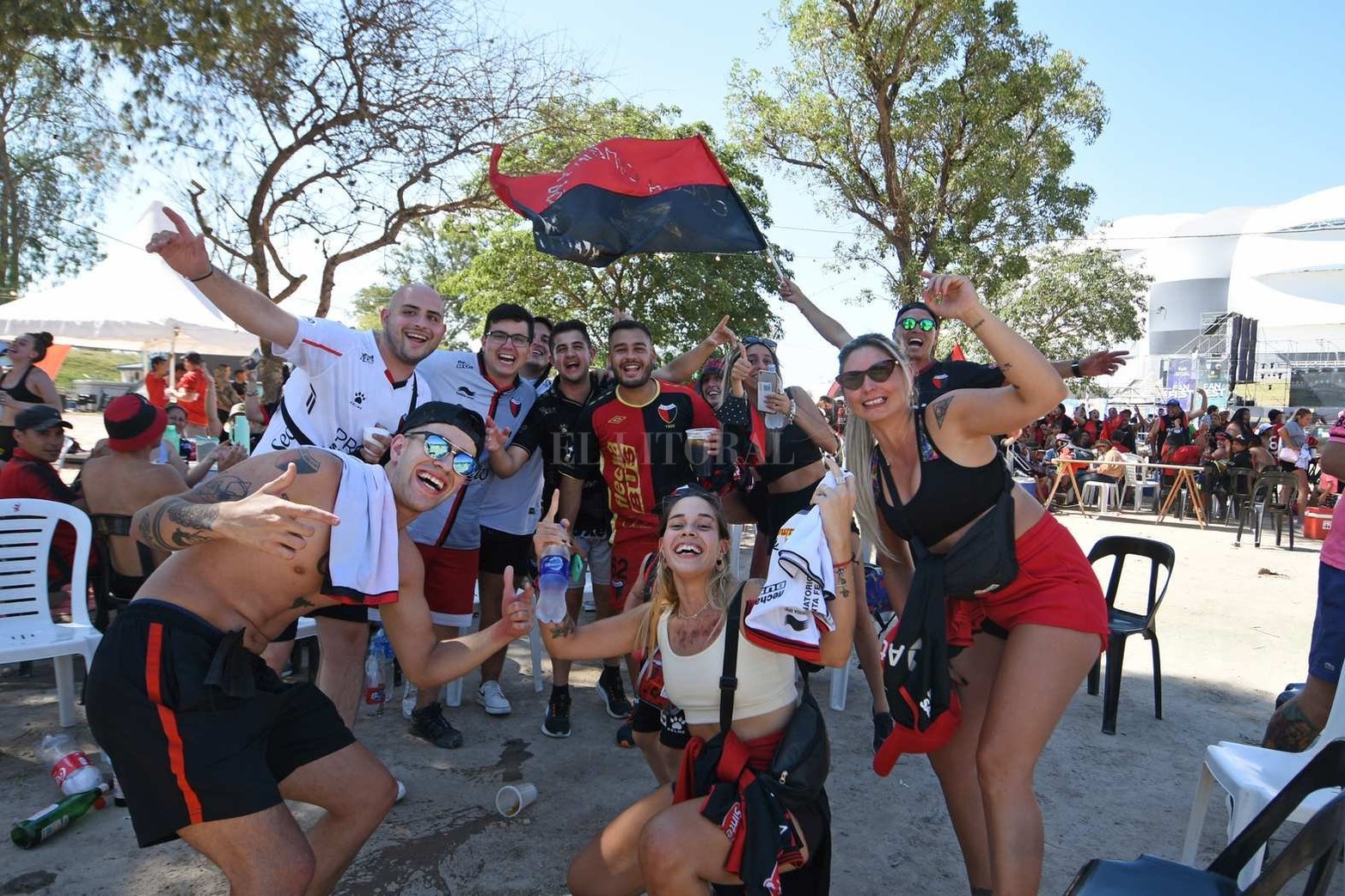 Los hinchas de Colón hacen historia viviendo otra final. Esta vez por el Trofeo de Campeón en Santiago del Estero.