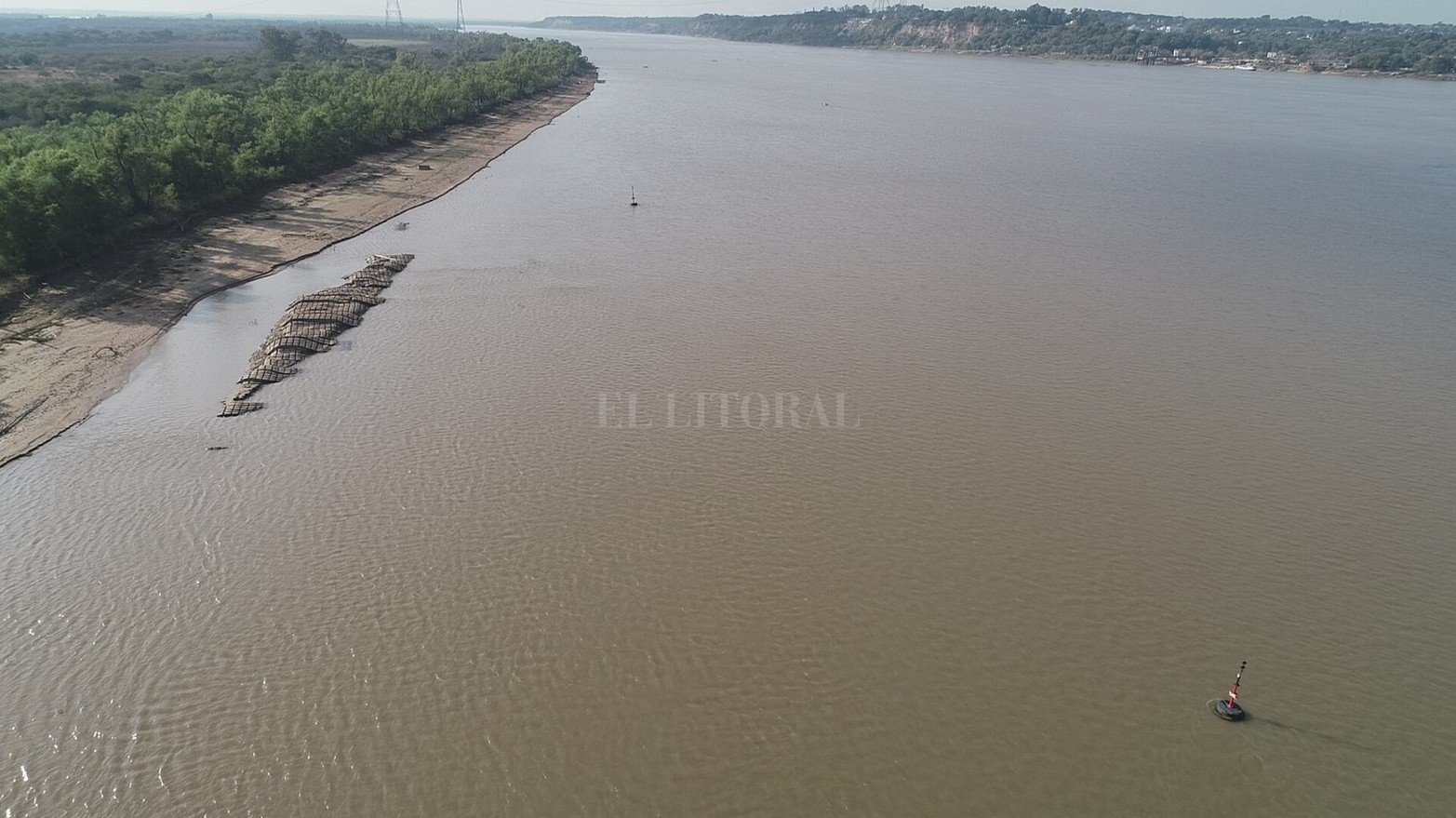 El poco caudal de agua que presenta el río por estas semanas dejó expuesto el sistema de protección de la conexión subfluvial entre Santa Fe y Entre Ríos. 