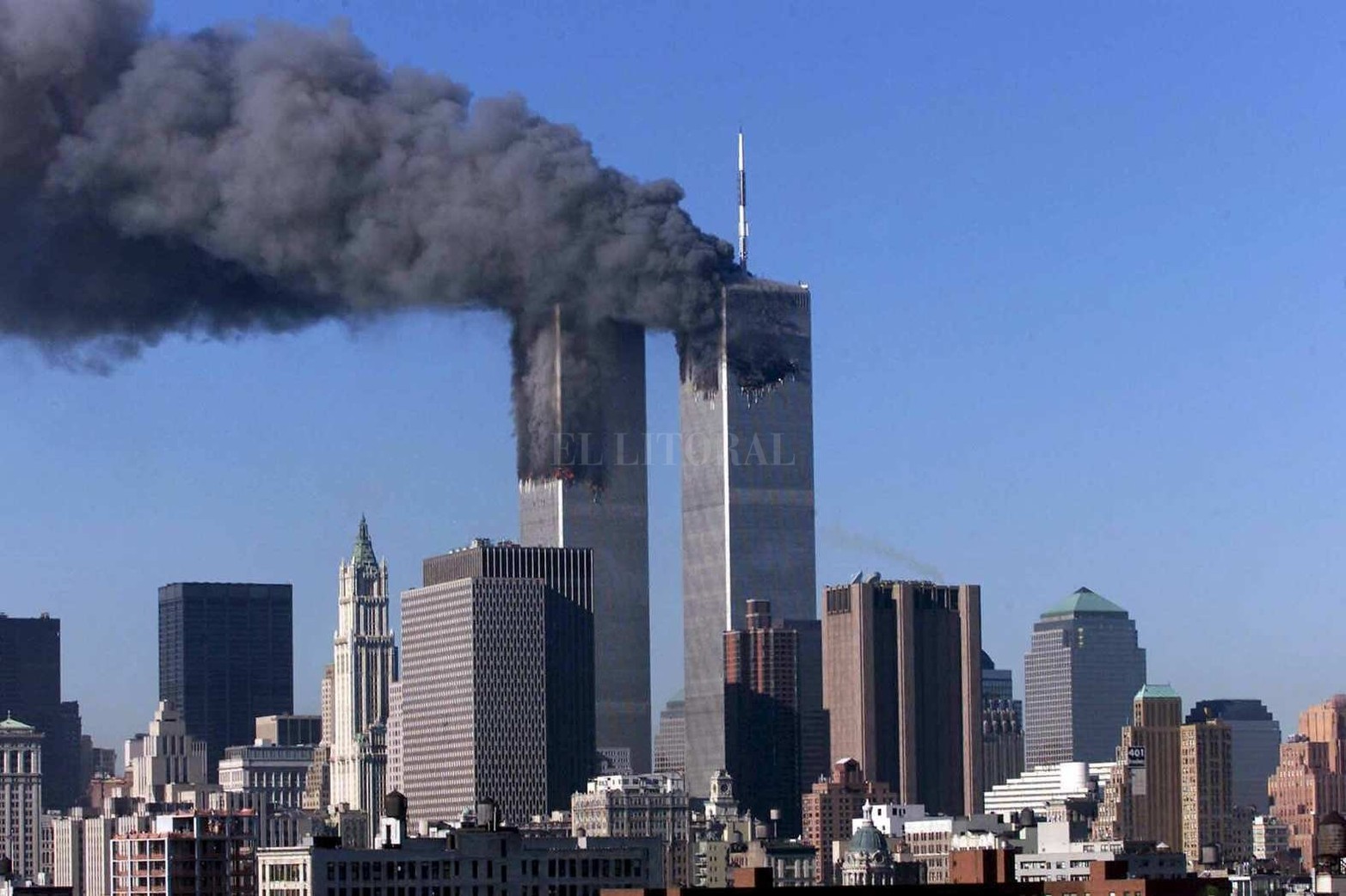 El martes 11 de septiembre de 2001, cuatro atentados terroristas suicidas en los Estados Unidos conmocionaron al mundo. Uno de los lugares fue el Centro del Comercio Mundial en Nueva York.  Causaron la muerte de 2.996 personas, incluidos los 19 terroristas, la desaparición de 24 víctimas y más de 25 mil heridos.