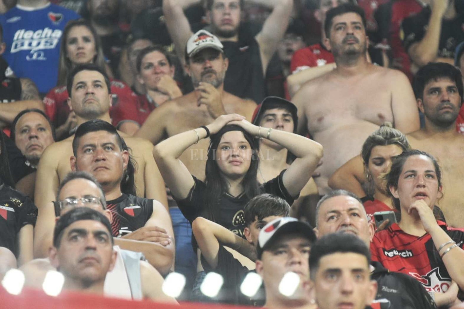 Los hinchas de Colón en el estadio Madre de Ciudades de Santiago del Estero.