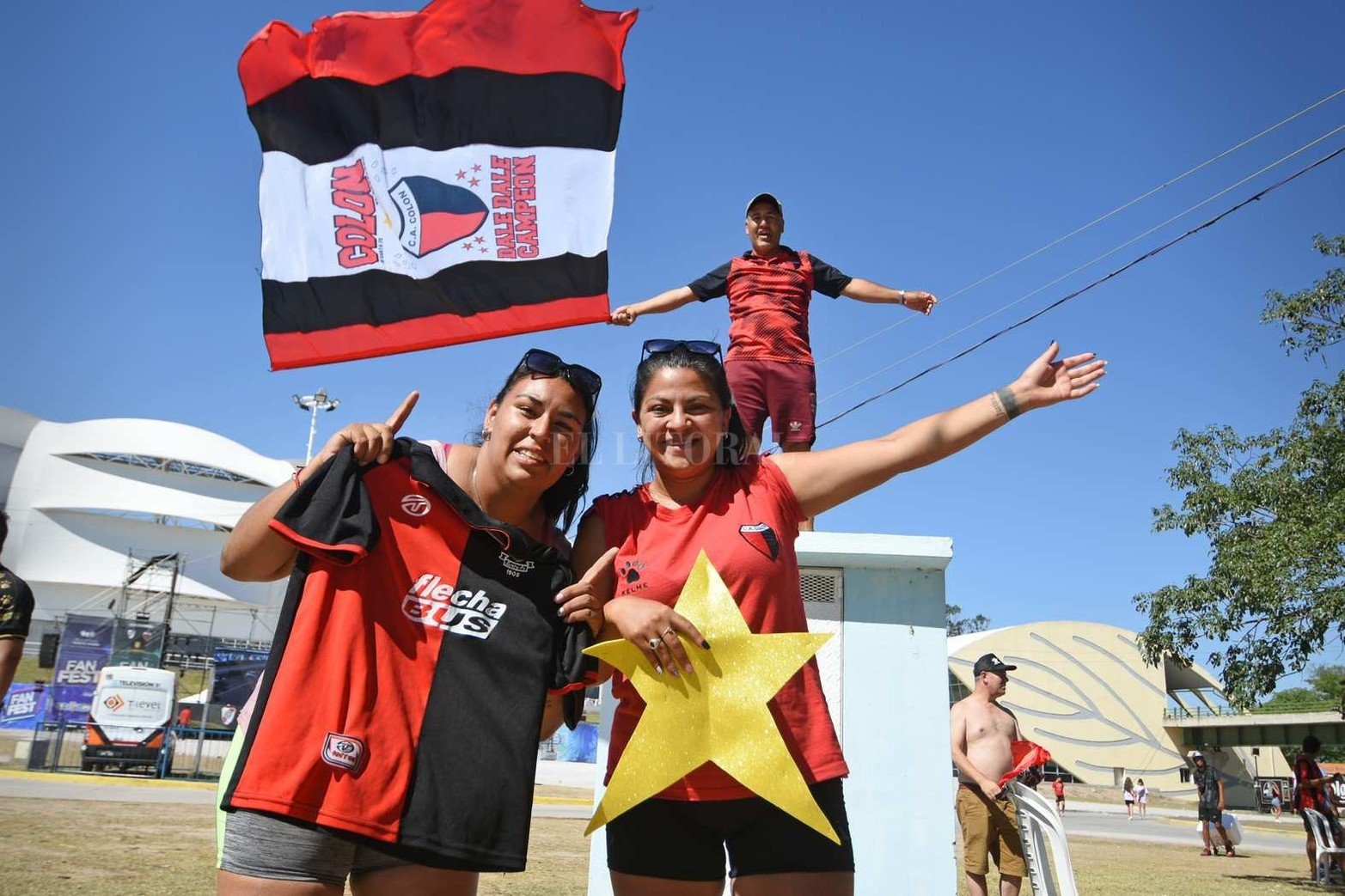 Los hinchas de Colón hacen historia viviendo otra final. Esta vez por el Trofeo de Campeón en Santiago del Estero.