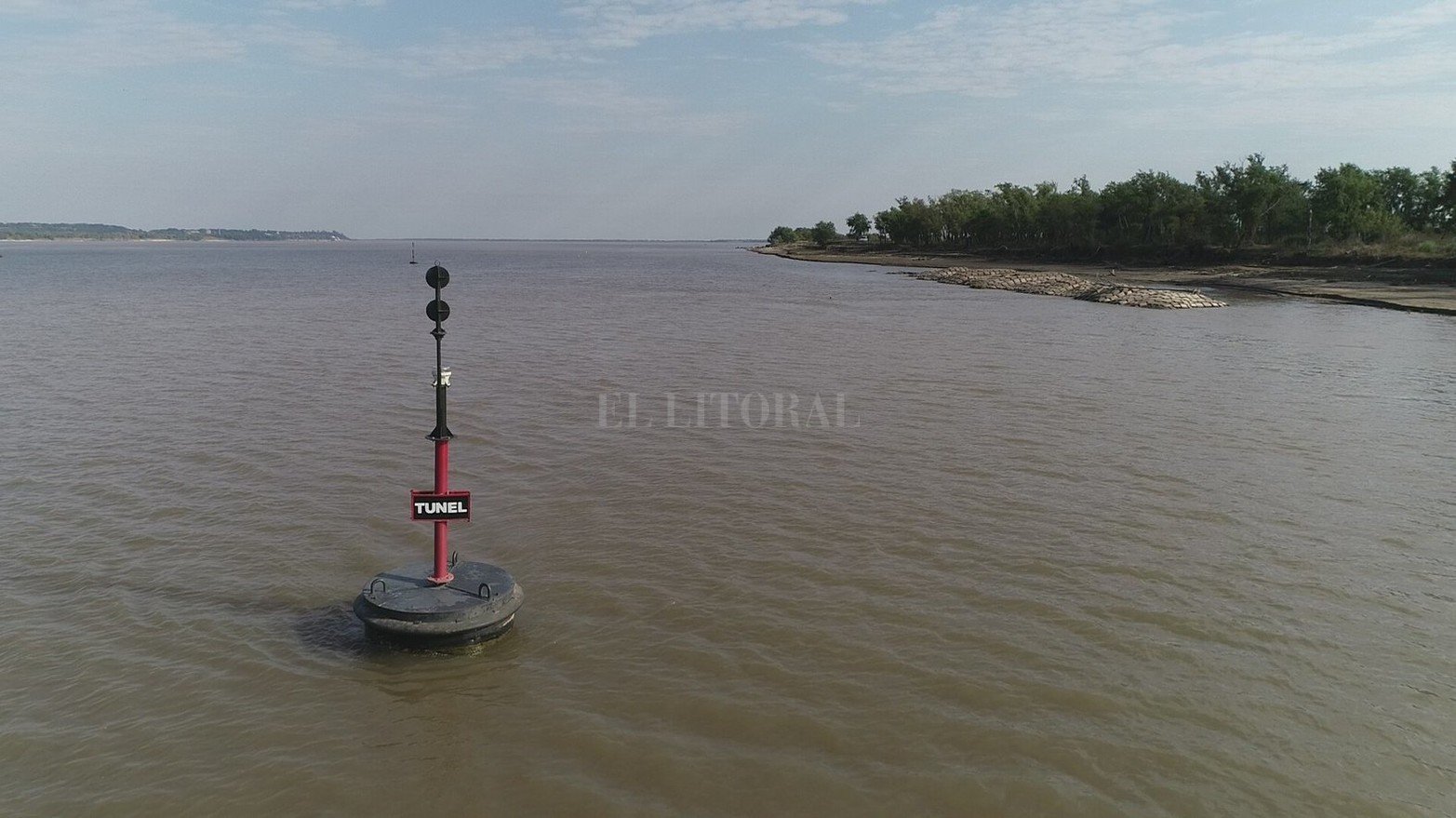 El poco caudal de agua que presenta el río por estas semanas dejó expuesto el sistema de protección de la conexión subfluvial entre Santa Fe y Entre Ríos. 