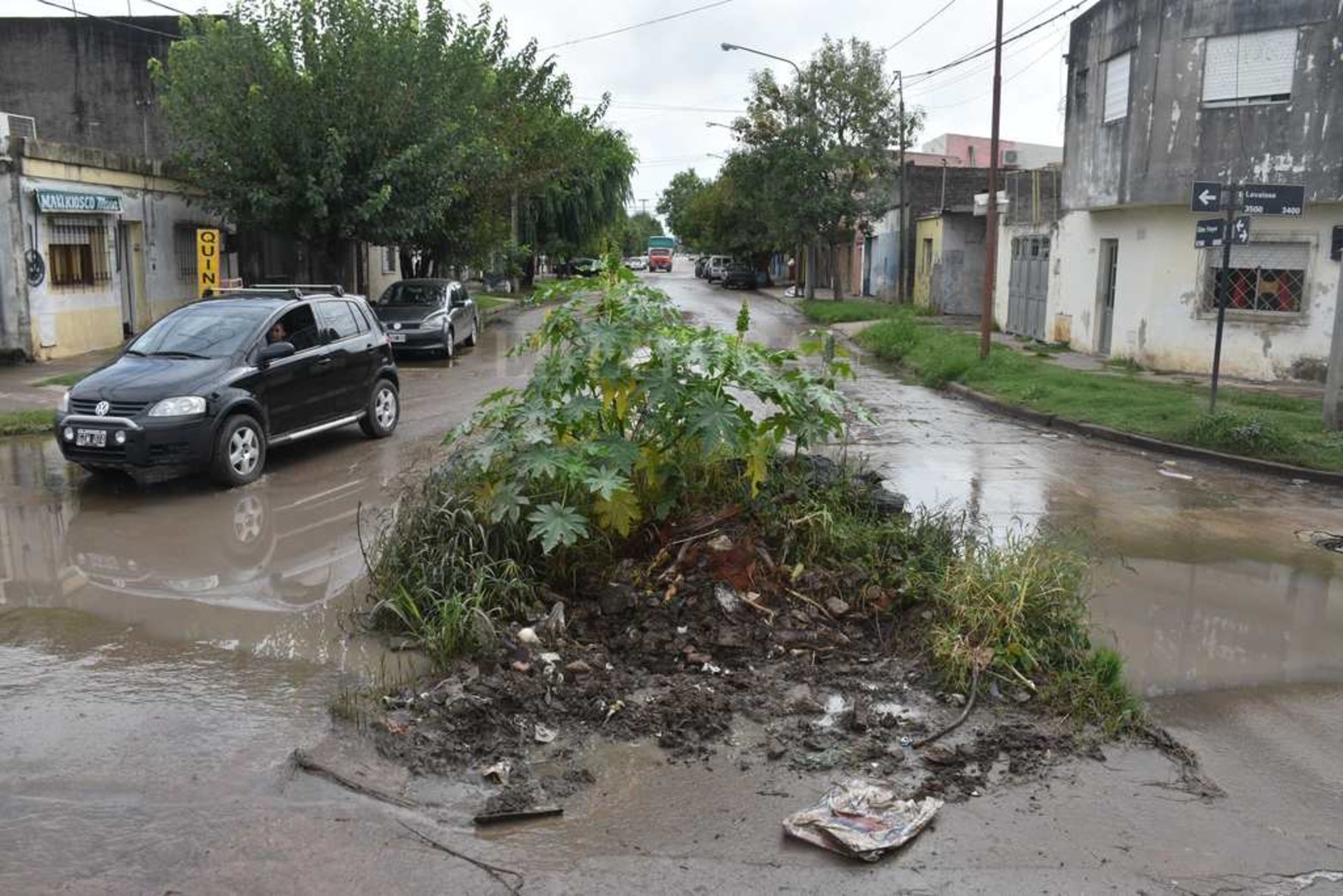 En Freyre y Lavaisse al medio de la calle un pozo que con el tiempo se "transformó" en rotonda.