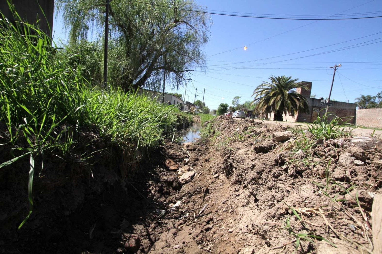 Insalubre. Las zanjas a cielo abierto constituyen un reclamo en el barrio ya que, por más limpias que se mantengan, son focos de contaminación y generan malos olores.