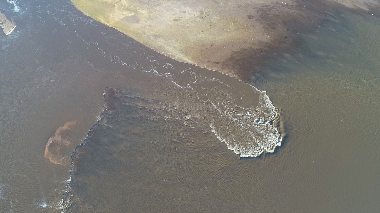 Debido a la bajante histórica del río Paraná se produjeron saltos de agua en los desniveles del suelo lagunar de la Setúbal.