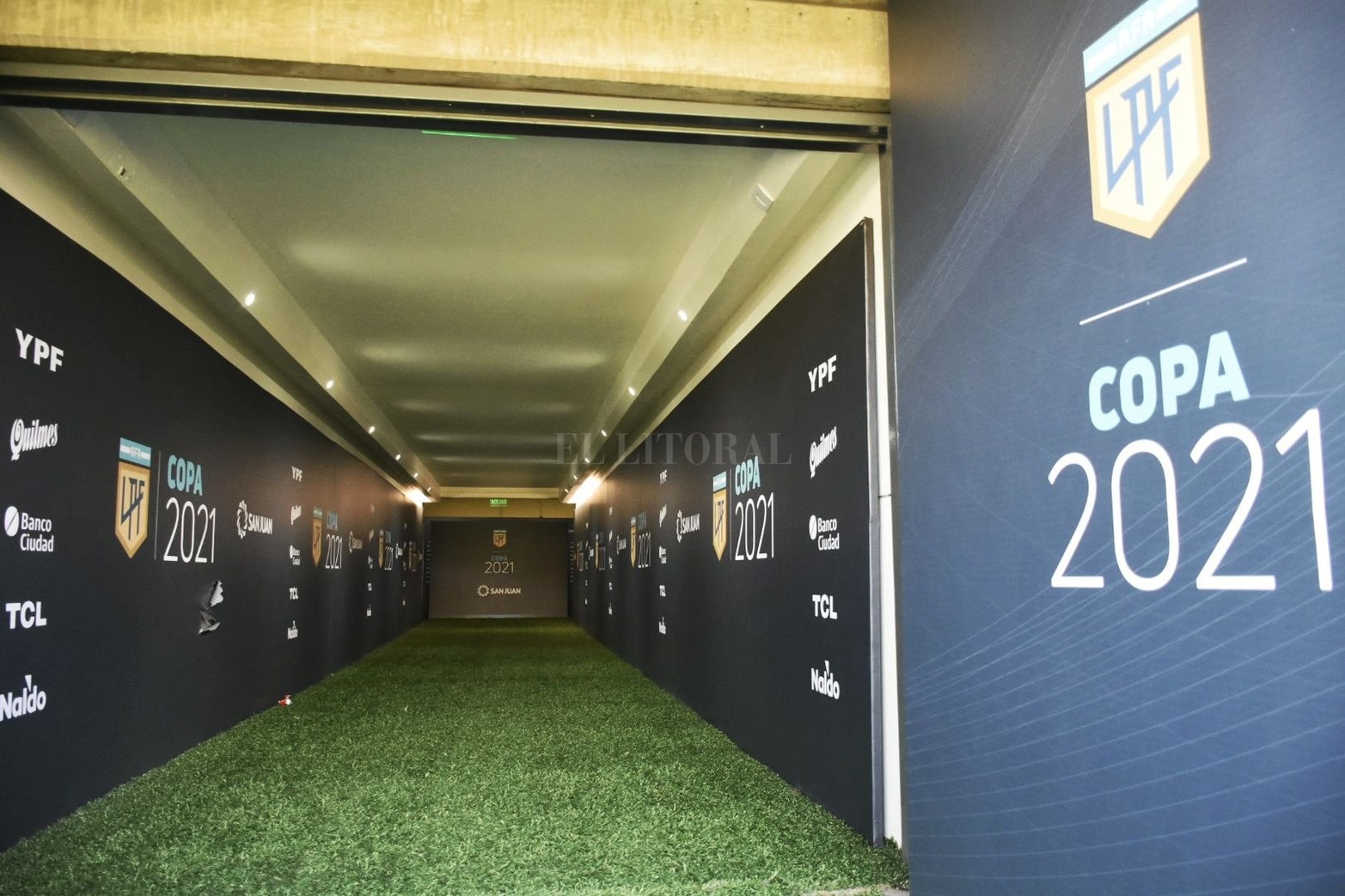 El túnel que lleva desde los vestuarios, ubicados en un primer piso, hasta el campo de juego. Lo transitarán los 22 jugadores de la final y terminado el partido, los 11 campeones.