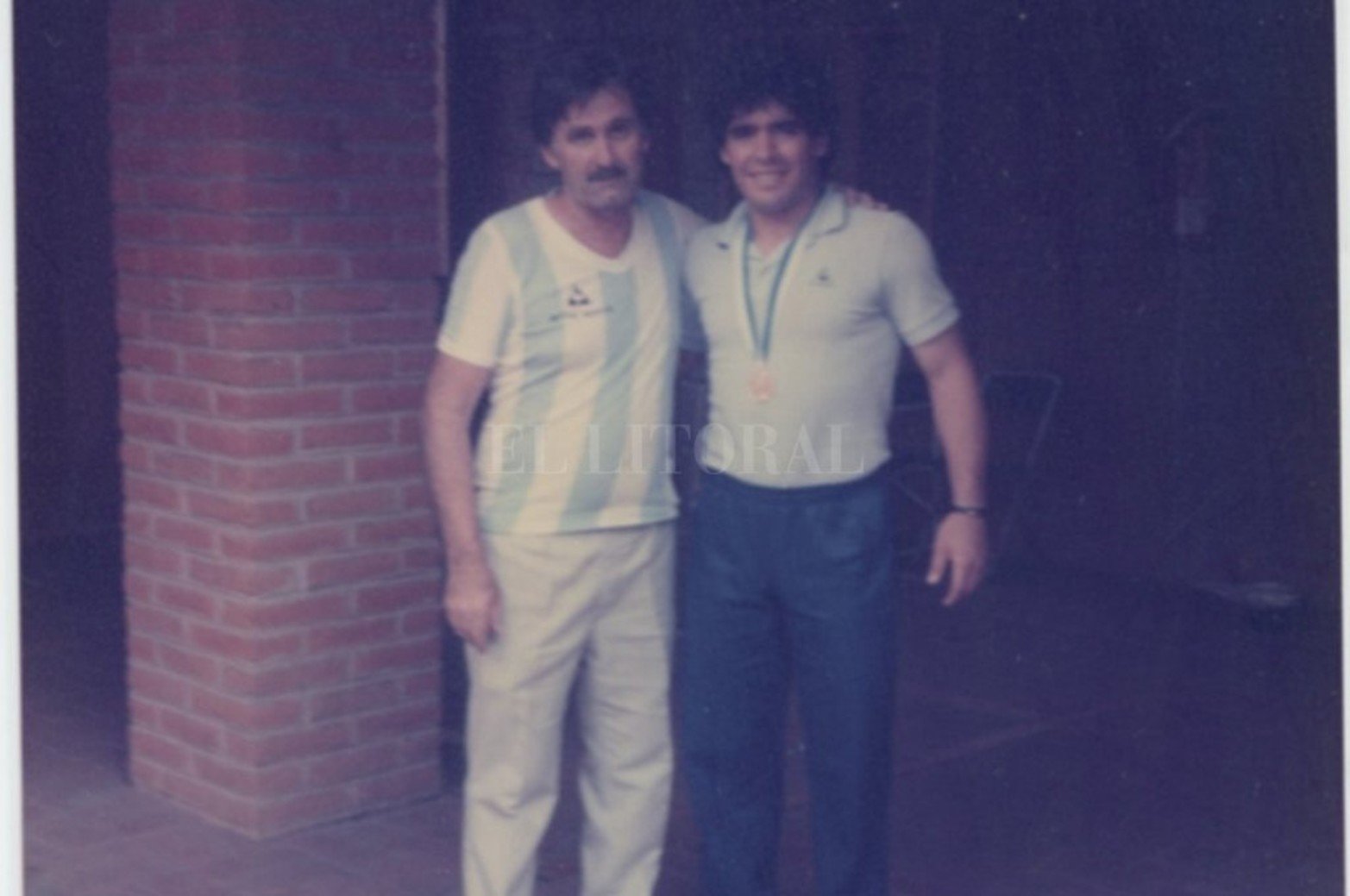 Diego Maradona y la medalla de campeón del mundo. Un momento glorioso para el que, por entonces, era sin dudas el mejor jugador del mundo.