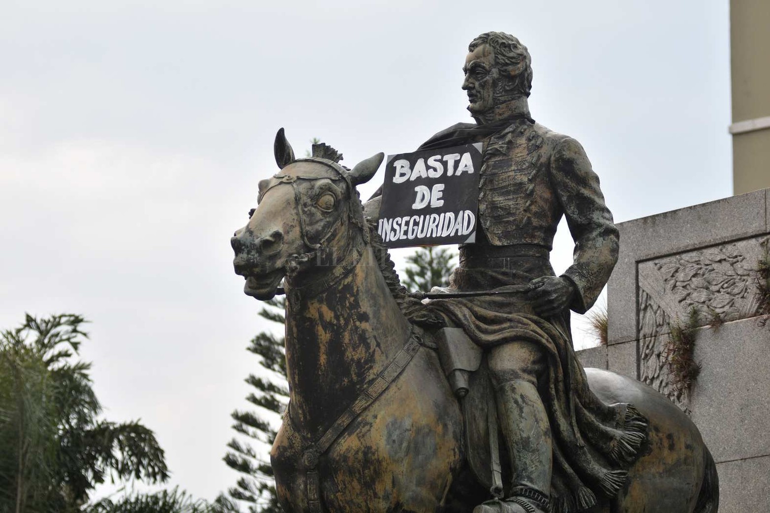 La jornada de visibilización de la problemática se realizó frente al Monumento del Brigadier. Hubo reclamos por más patrullajes, cámaras de seguridad e incluso que se reactive la Policía Comunitaria. Las actividades continuarán los próximos días.