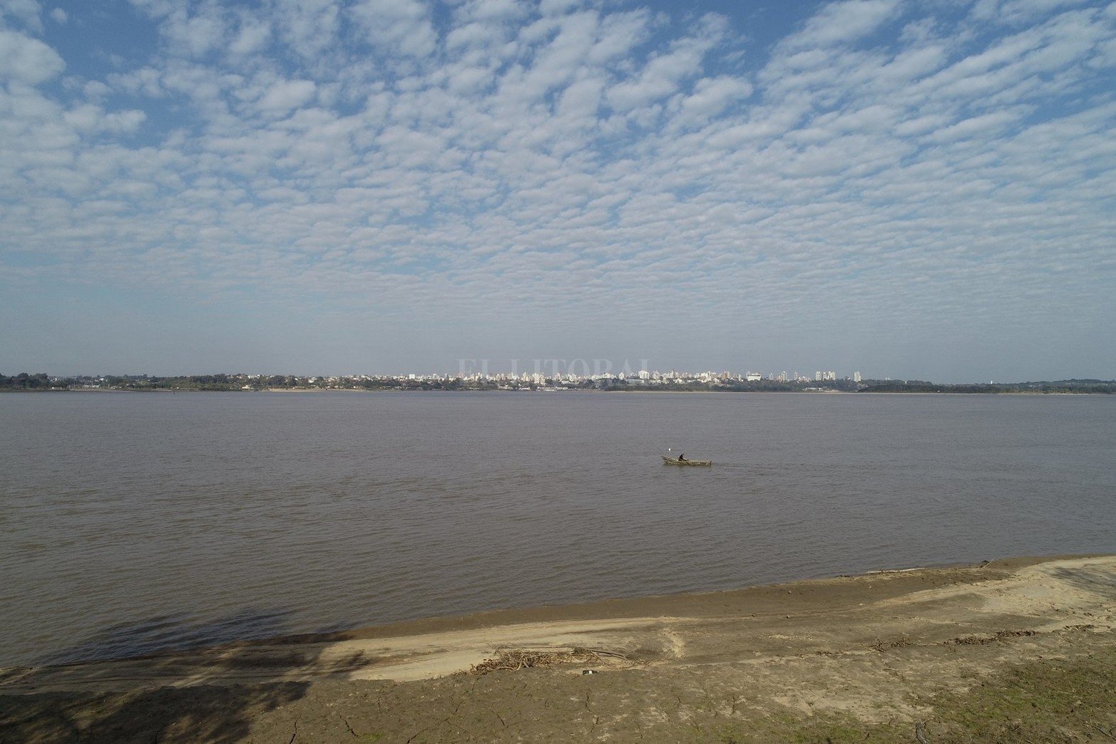 El poco caudal de agua que presenta el río por estas semanas dejó expuesto el sistema de protección de la conexión subfluvial entre Santa Fe y Entre Ríos. 