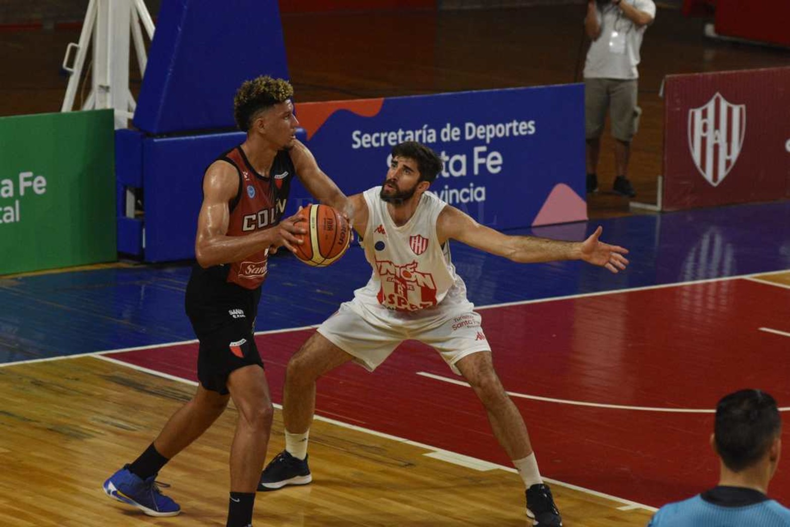 En el inicio de la Liga Argentina de básquet (la segunda categoría a nivel nacional) Unión lo goleó a Colón por 84 a 62.