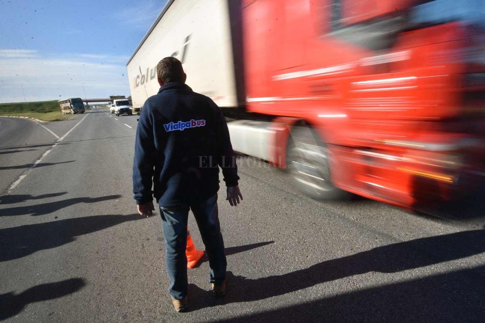 El corte de transportistas de empresas de turismo que comenzó este martes por la mañana en la autopista Santa Fe-Rosario no sólo continuaba, sino que además referentes del sector adelantaron a El Litoral que la medida se sostendrá en tanto y en cuanto no reciban respuestas del gobierno provincial.