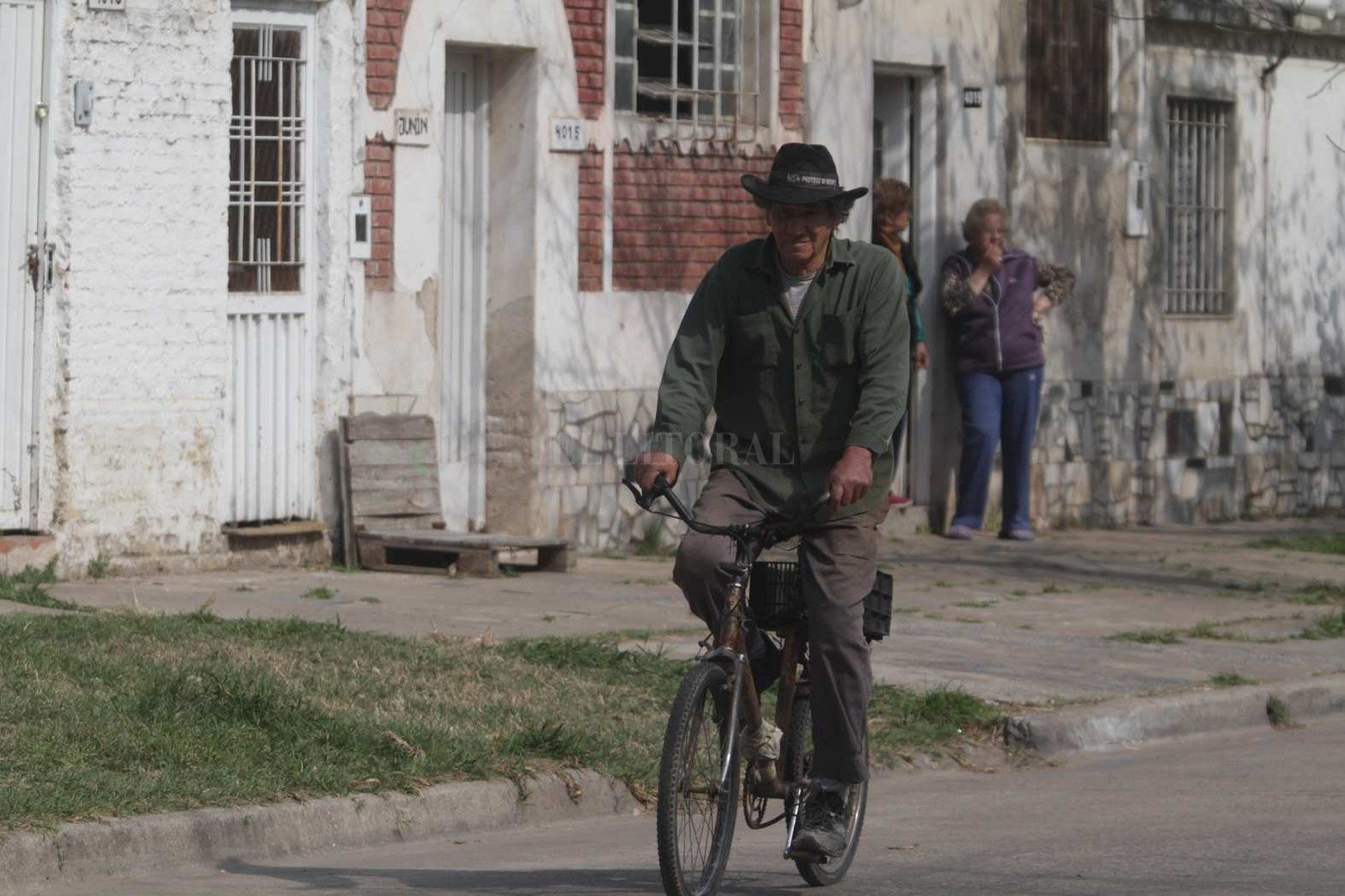 Vida cotidiana en barrio Roma sobre calle Junín casi Lamadrid.