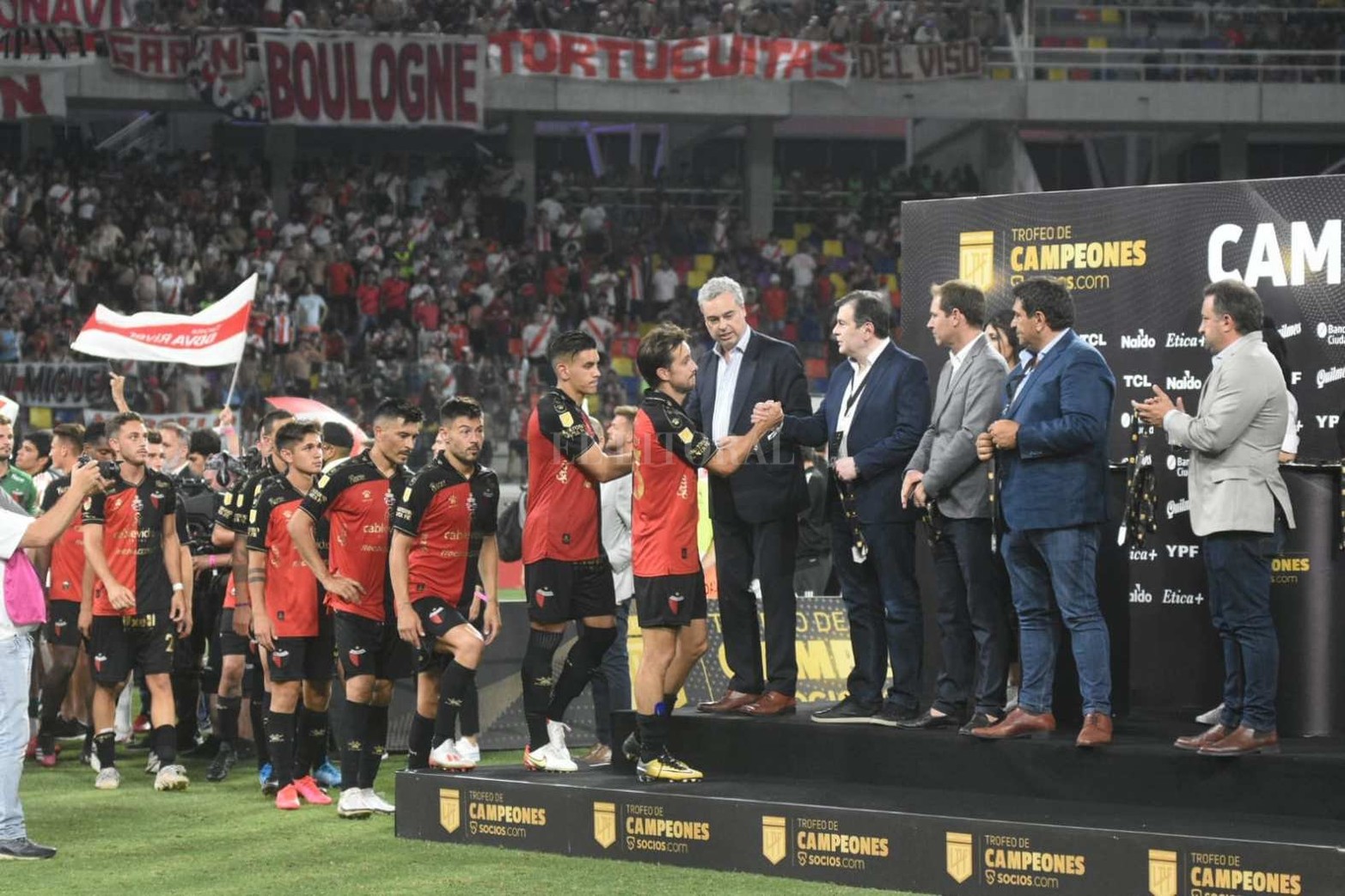River derrotó 4 a 0 a Colón en la final del Trofeo de Campeones jugado en un único partido disputado en Santiago del Estero con hinchadas de los dos equipos.